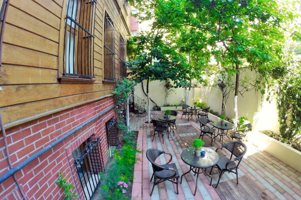 شرفة مرصوفة