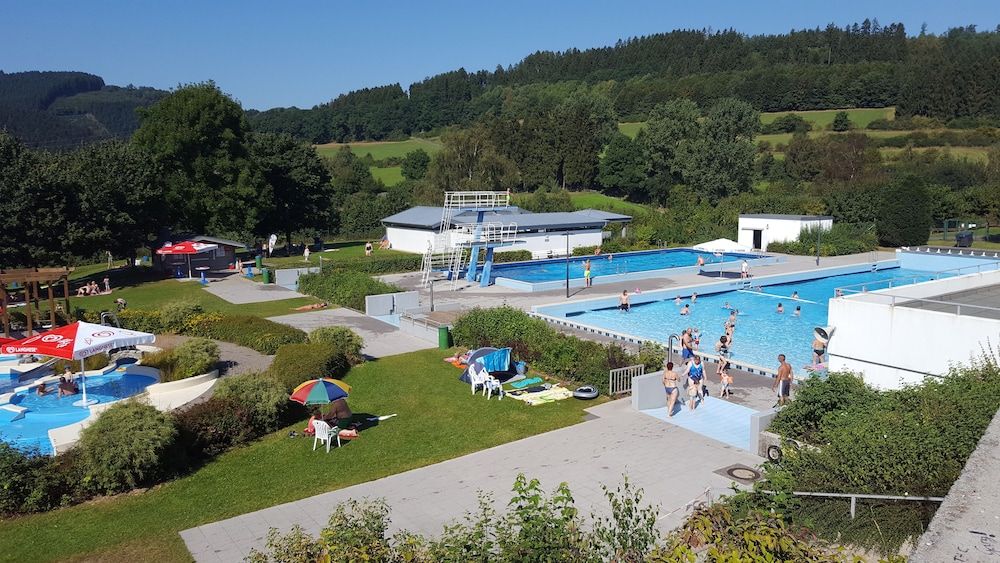 حوض السباحة صورة