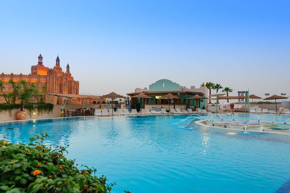 حوض السباحة