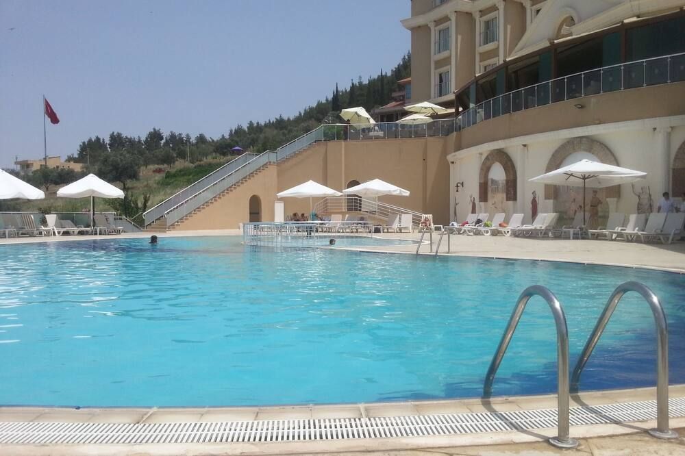 حوض السباحة