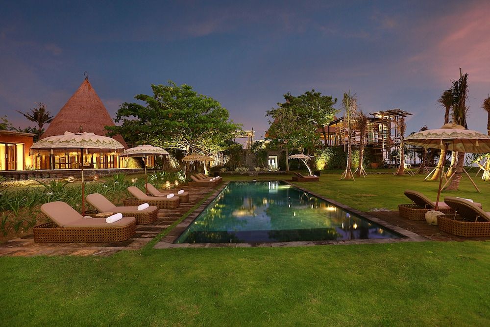 حوض السباحة