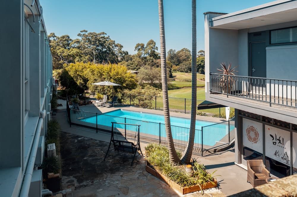 حوض السباحة