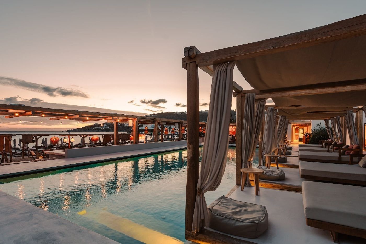 حوض السباحة