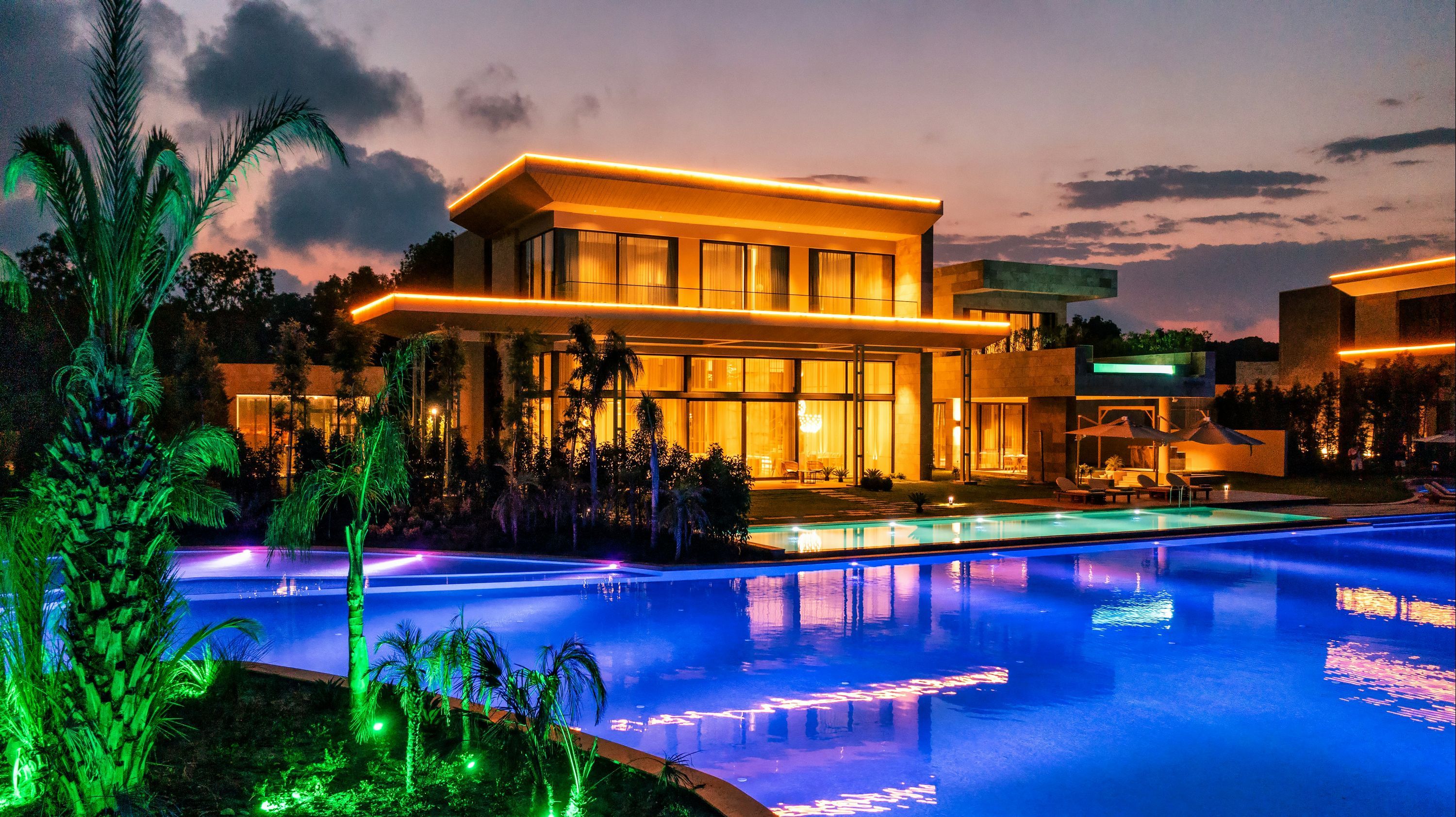 حوض السباحة