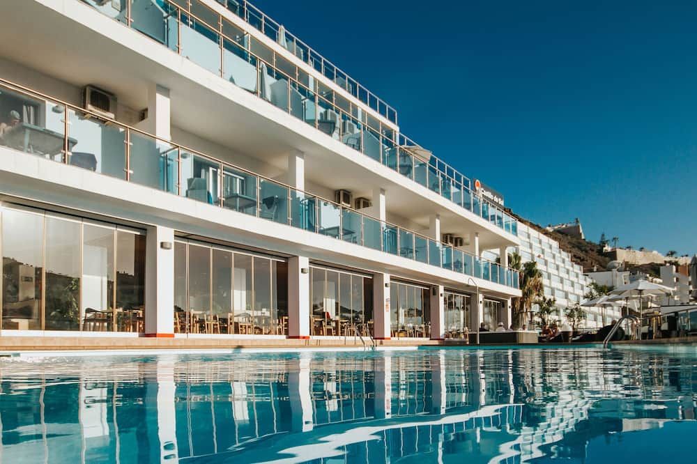 حوض السباحة