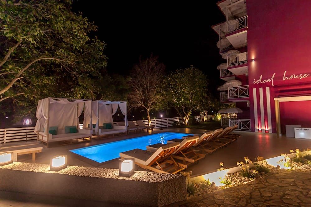 حوض السباحة