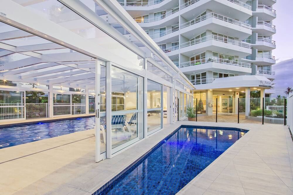 حوض السباحة