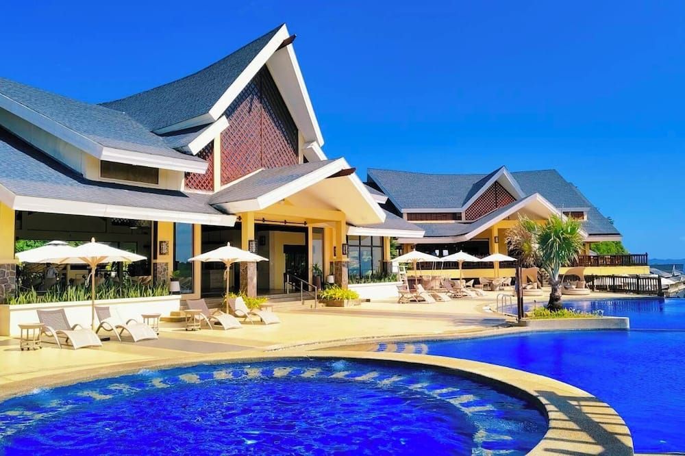 حوض السباحة