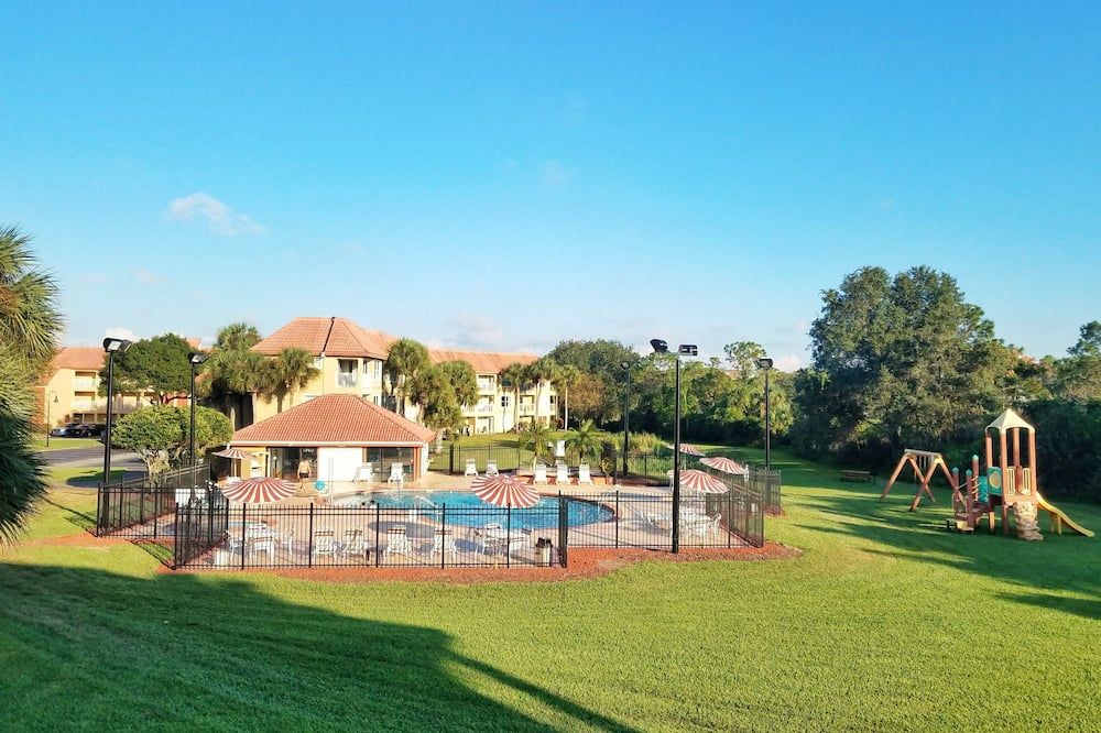 حوض السباحة