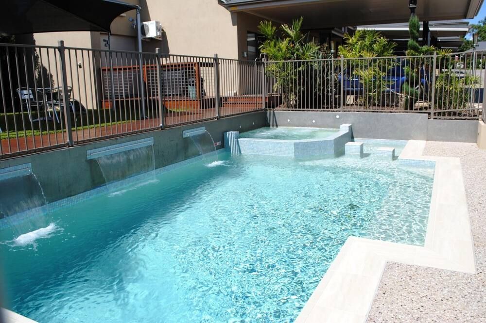 حوض السباحة