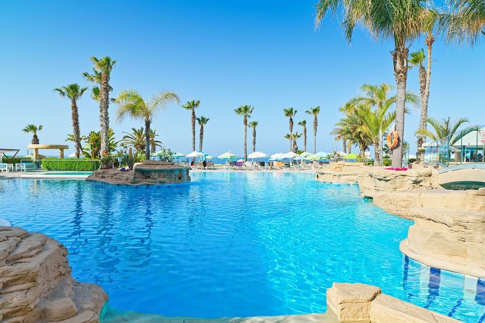 حوض السباحة