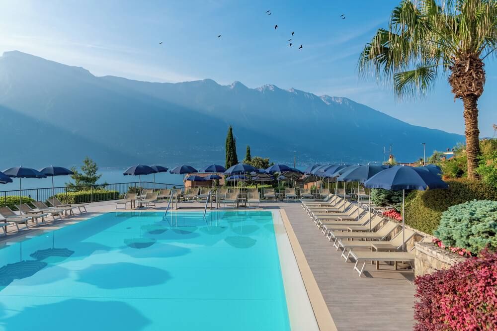 حوض السباحة