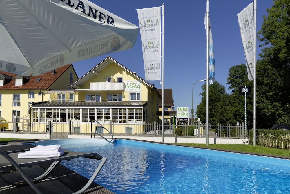 حوض السباحة