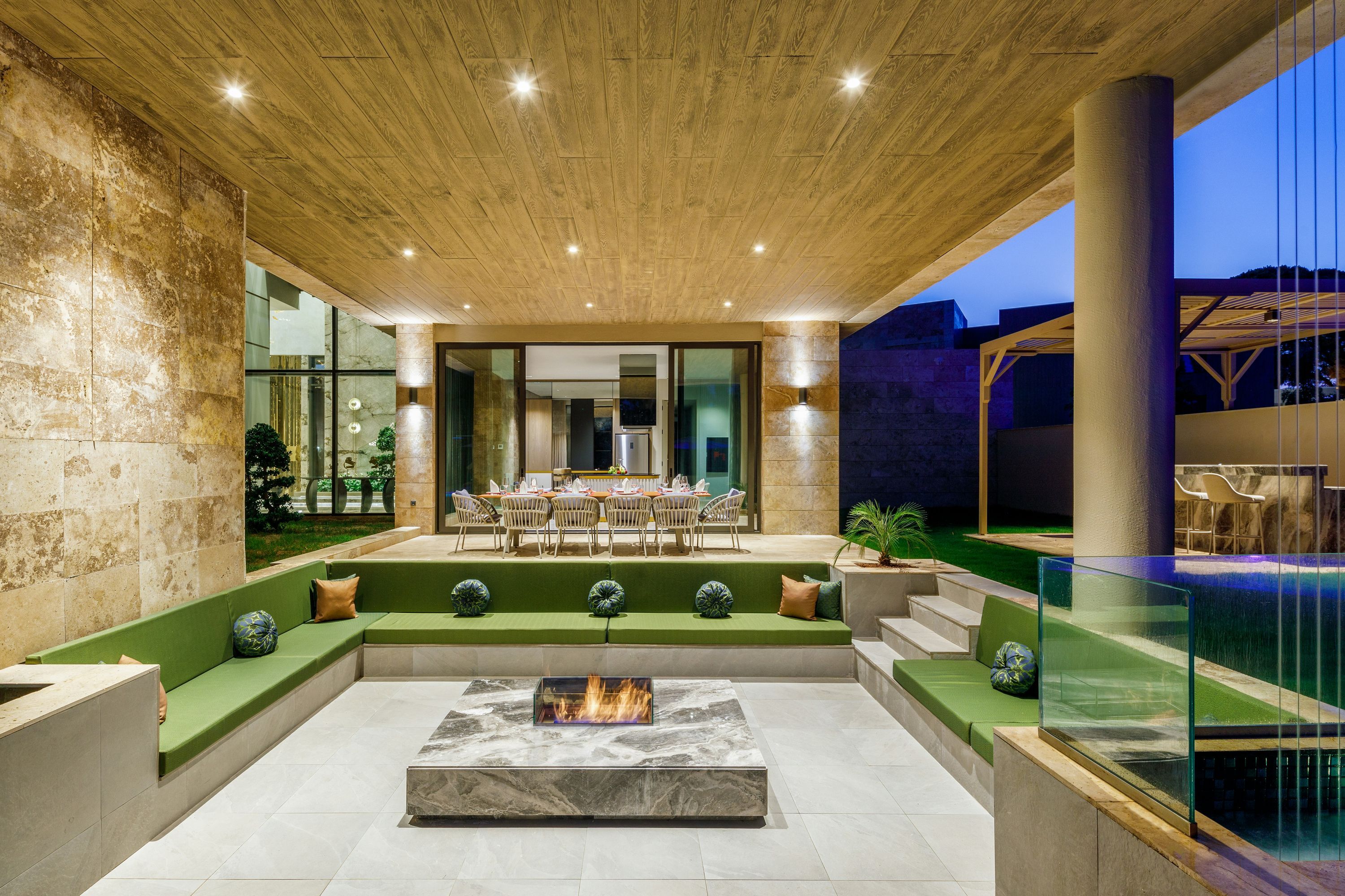 حوض السباحة