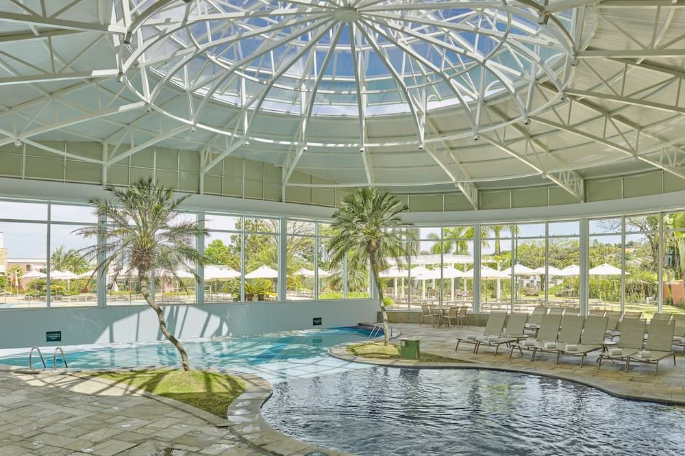 حوض السباحة