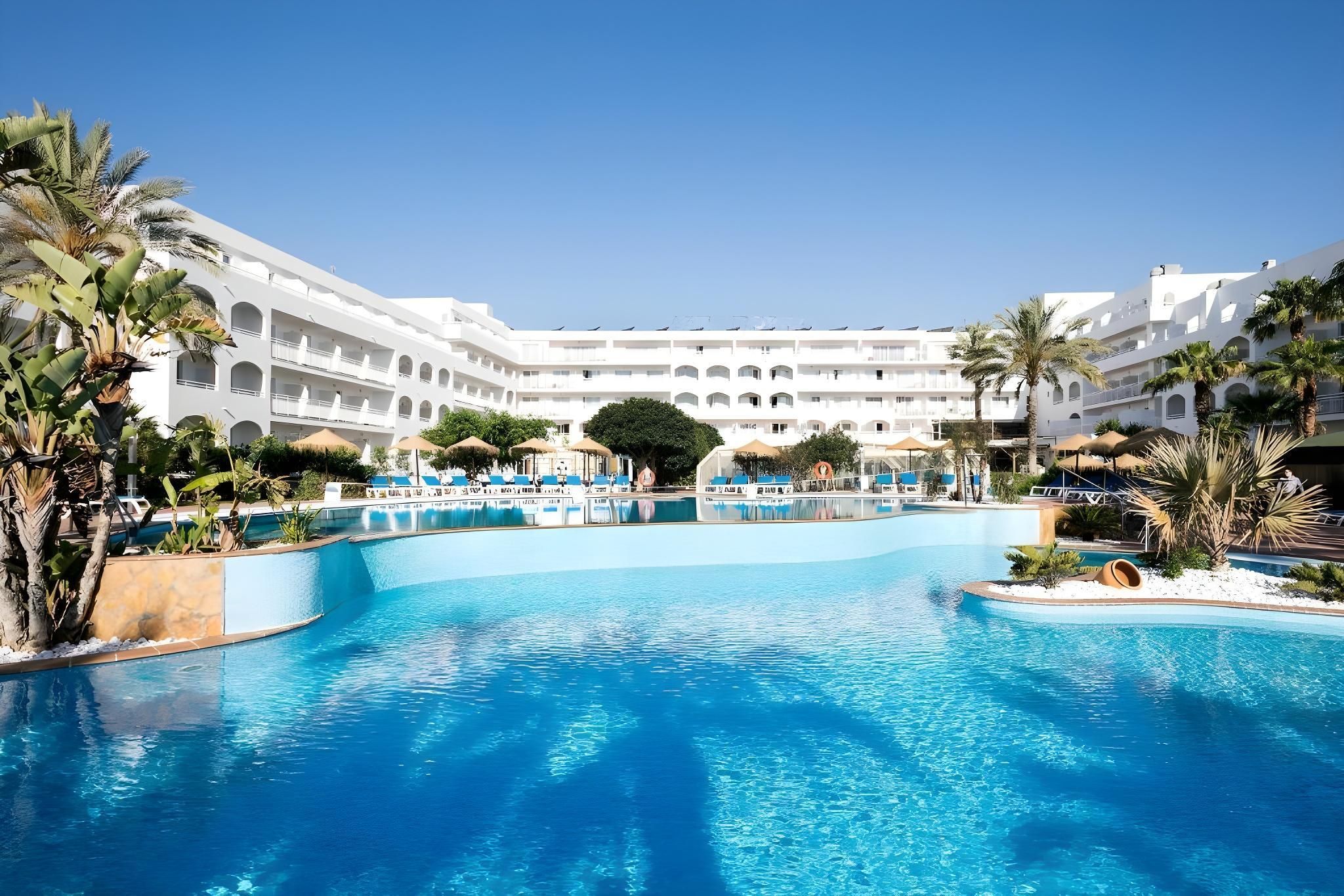 حوض السباحة