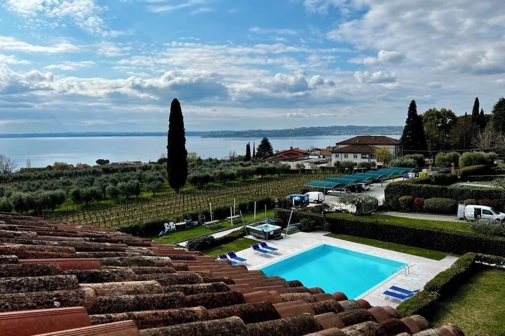 حوض السباحة صورة