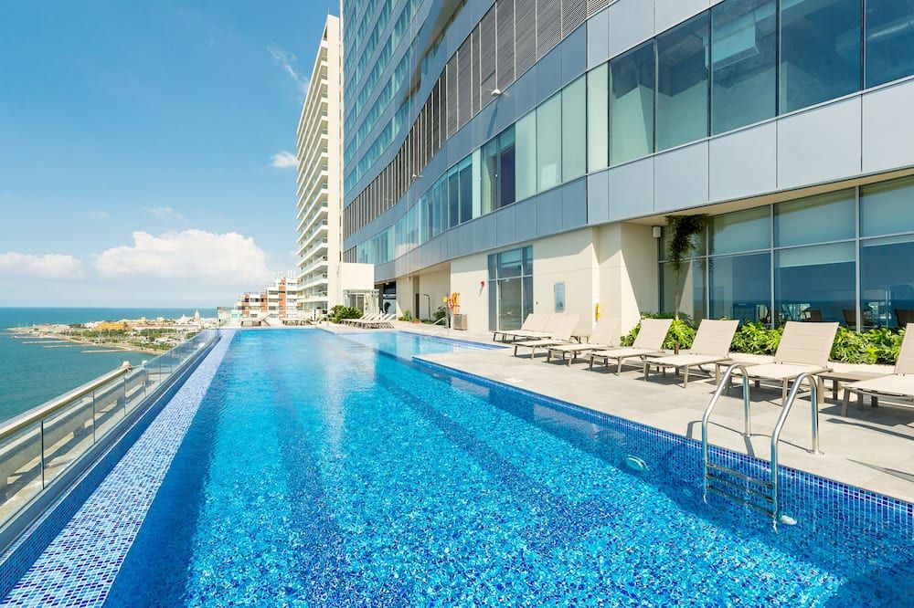 حوض السباحة