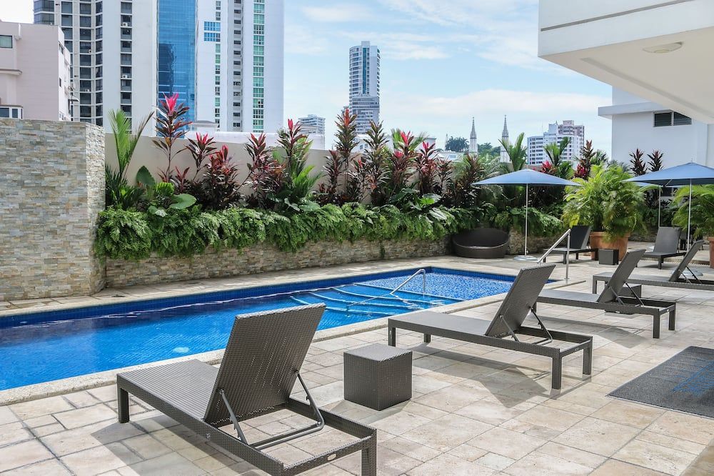 حوض السباحة