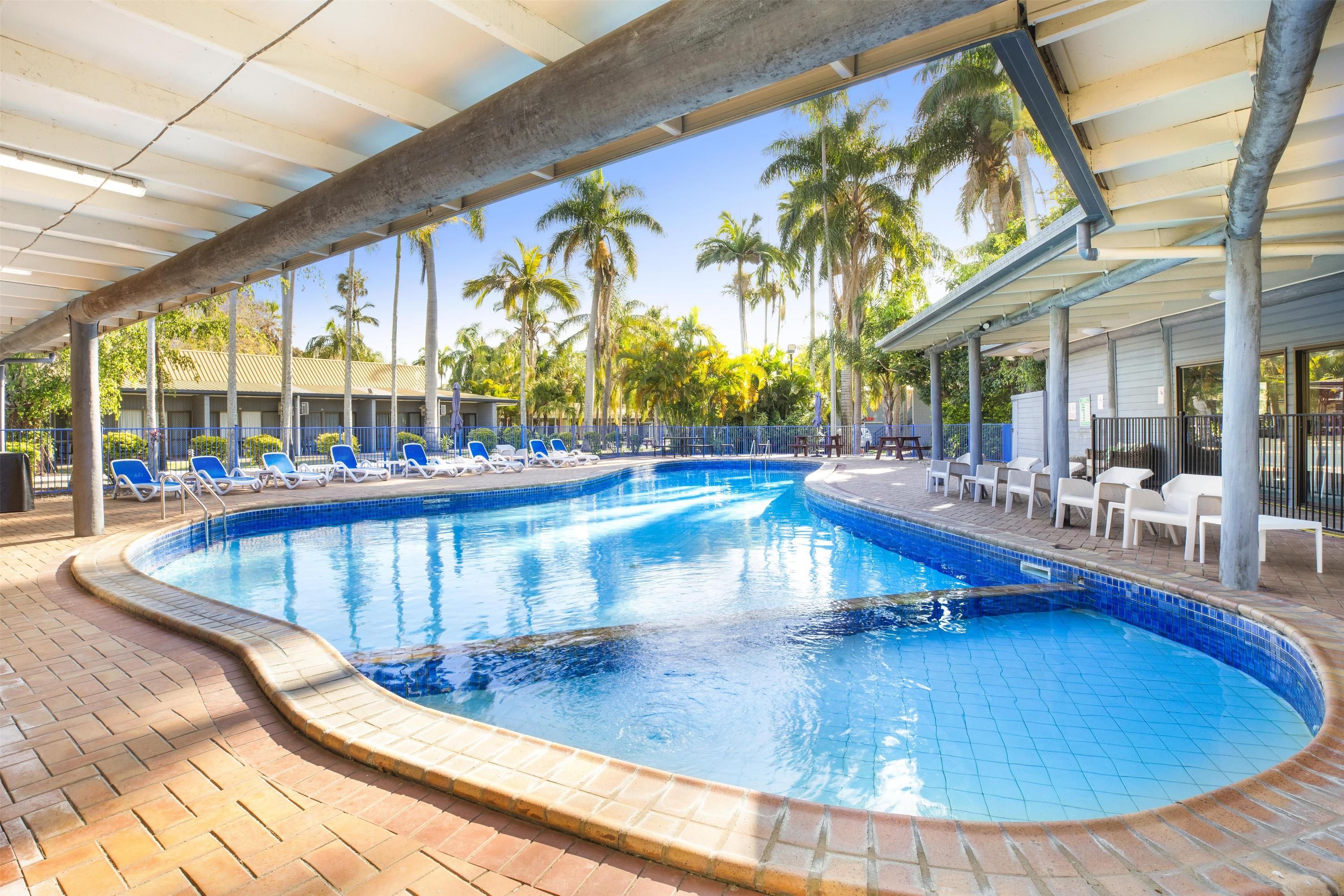 حوض السباحة