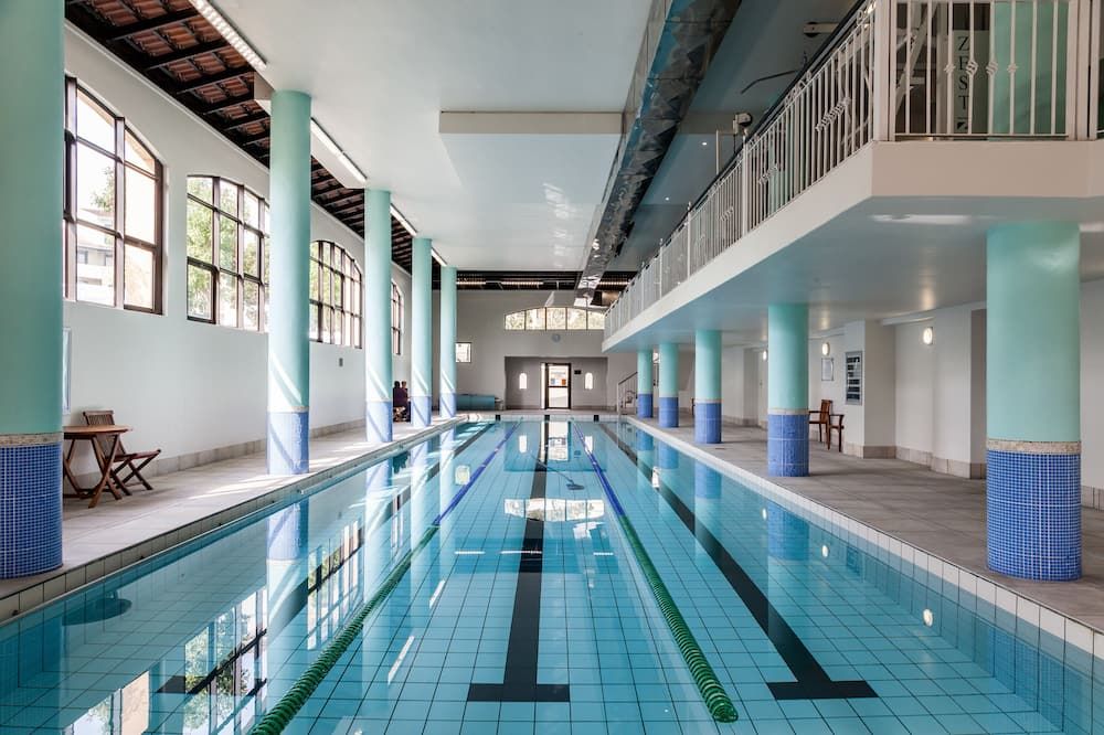 حوض السباحة