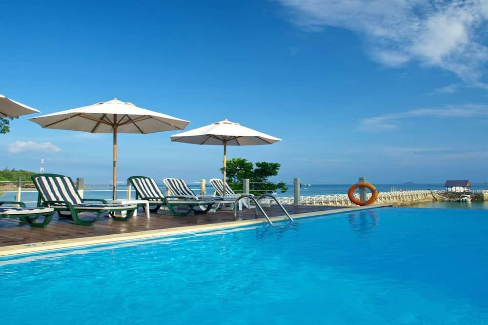 حوض السباحة