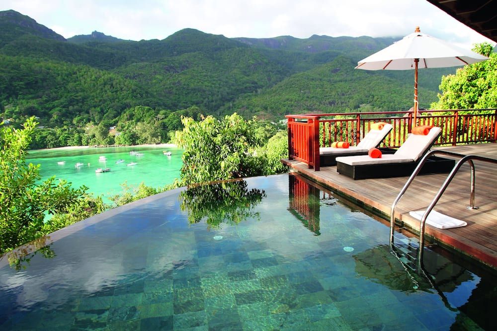 حوض السباحة