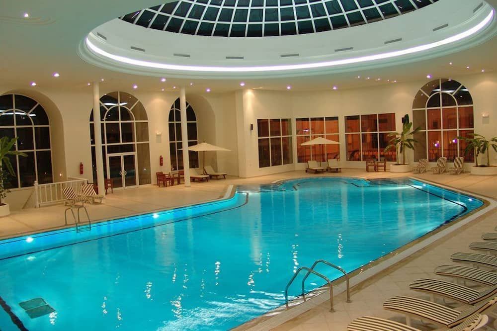 حوض السباحة