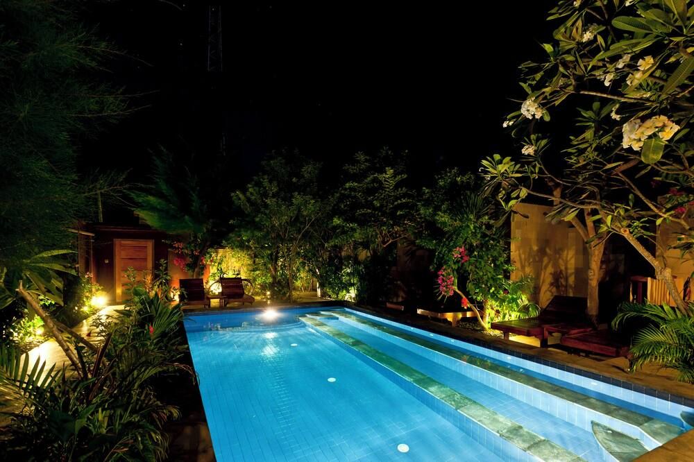 حوض السباحة