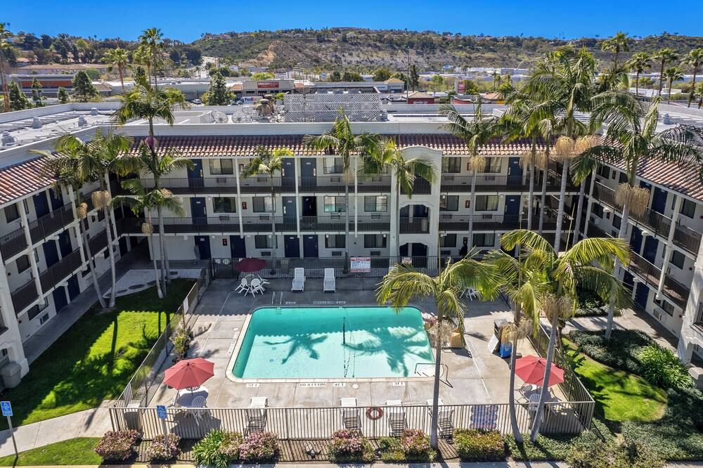 حوض السباحة