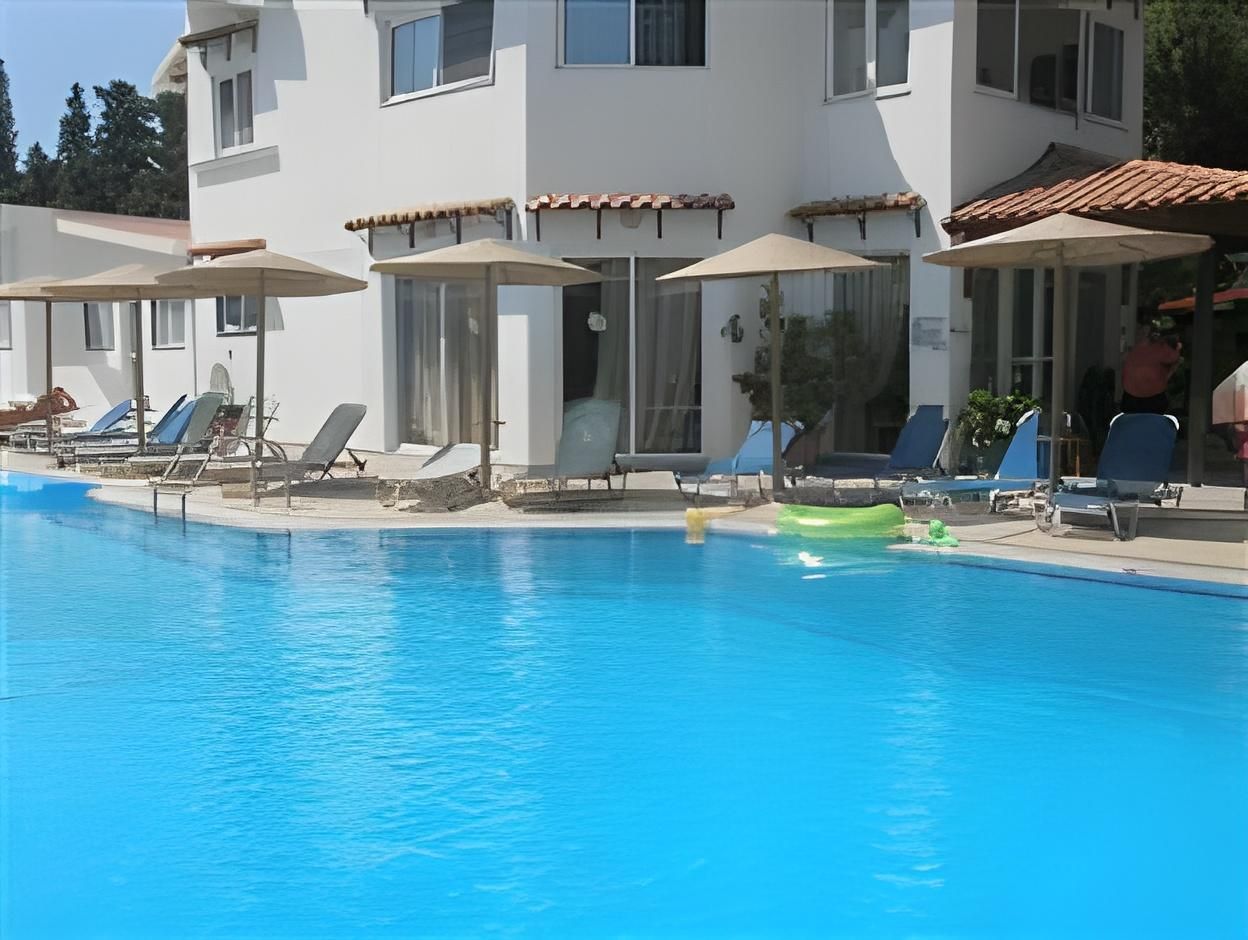 حوض السباحة