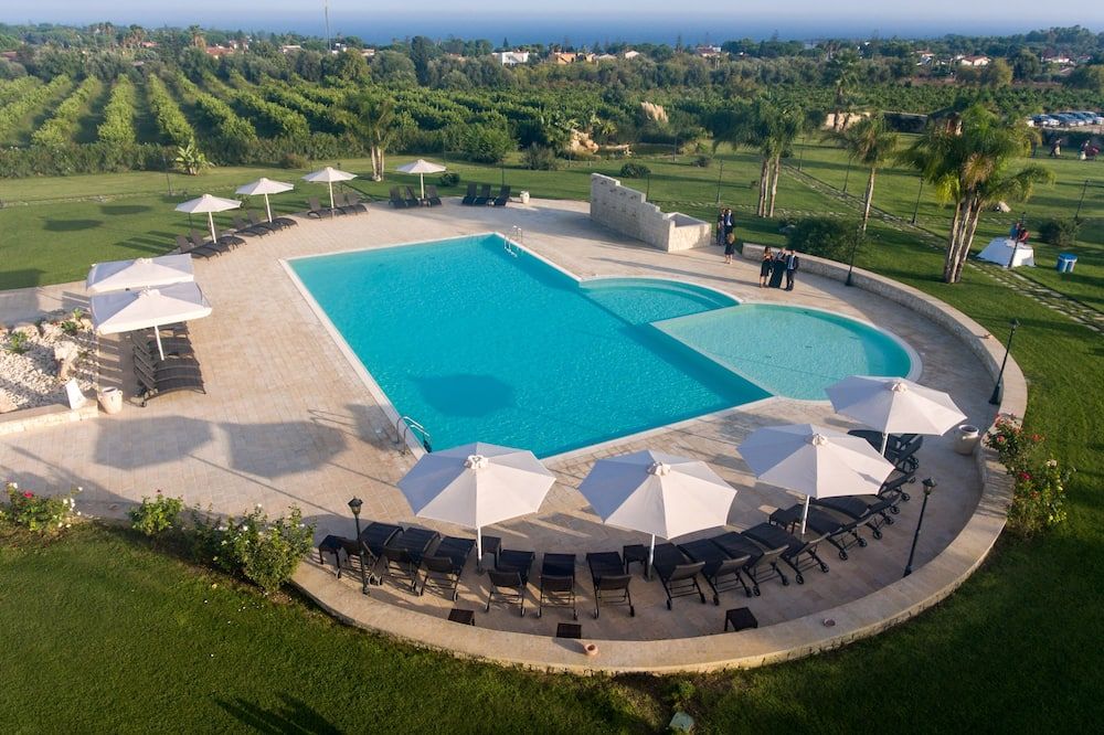 حوض السباحة