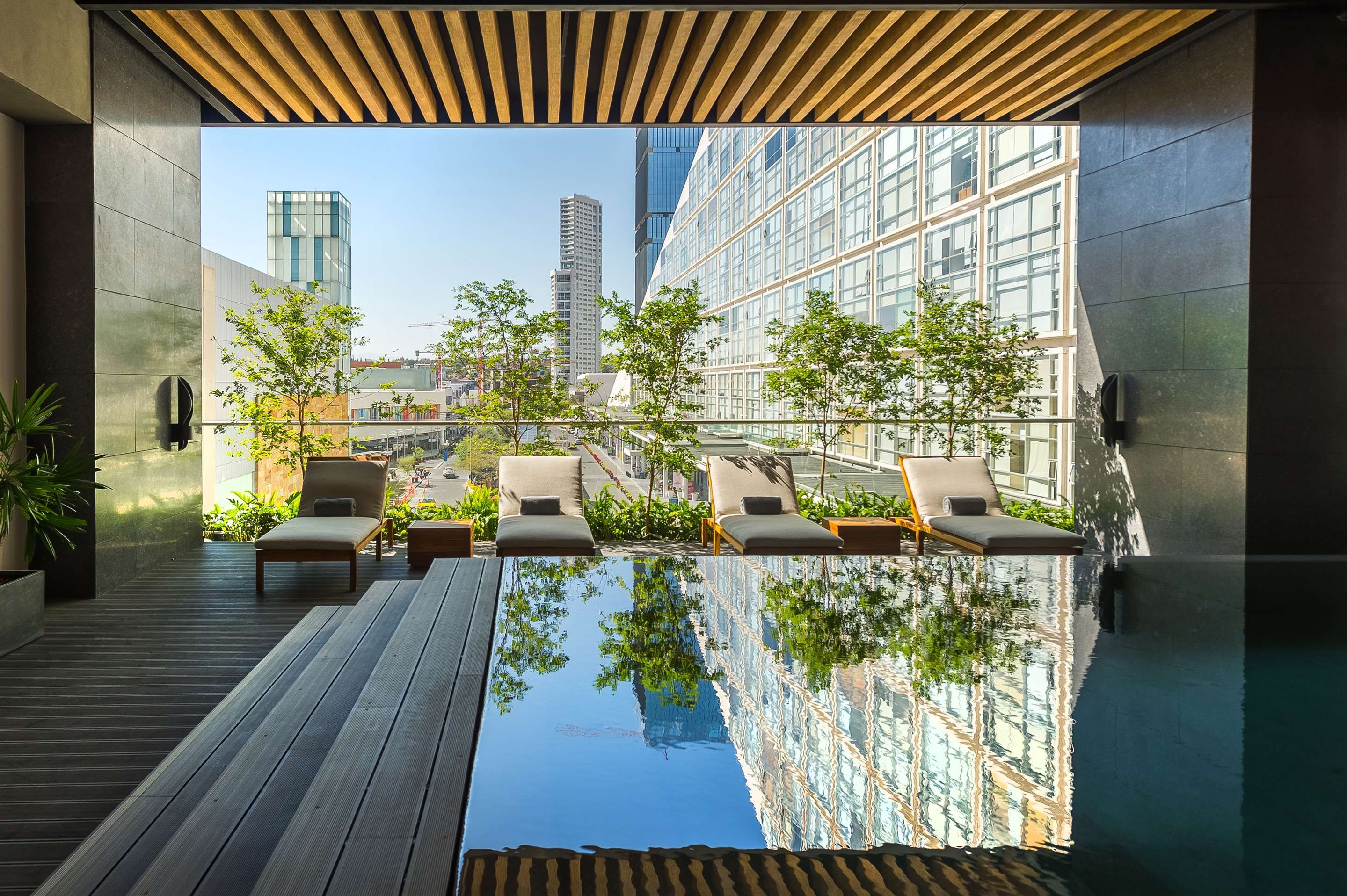 حوض السباحة