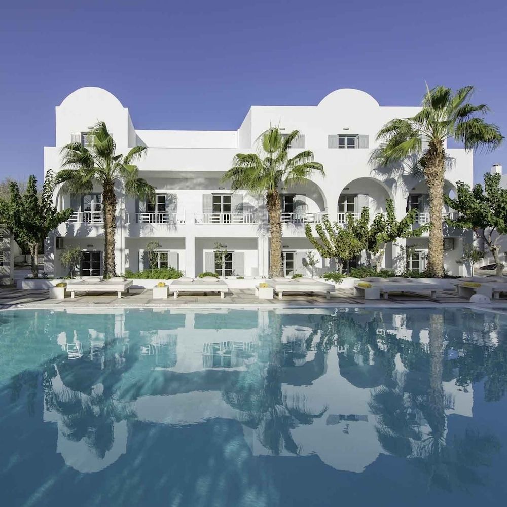 حوض السباحة