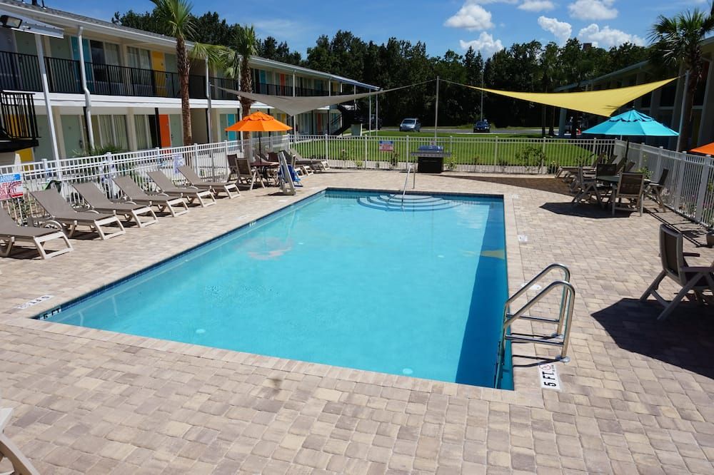 حوض السباحة