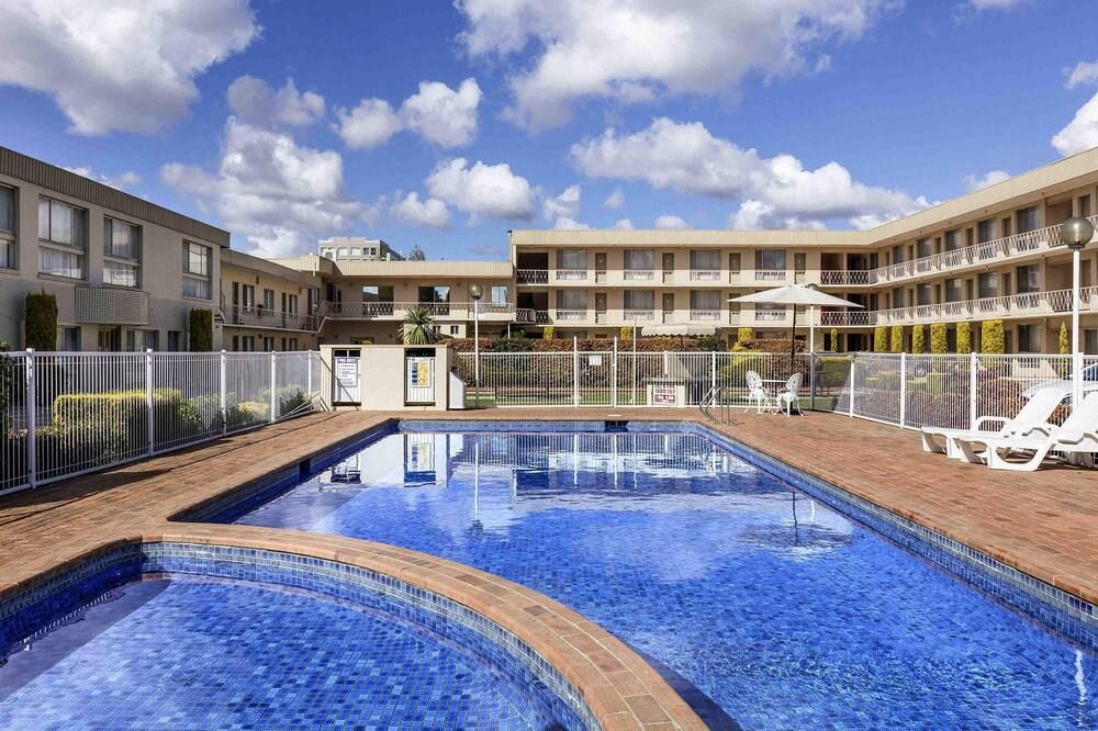 حوض السباحة