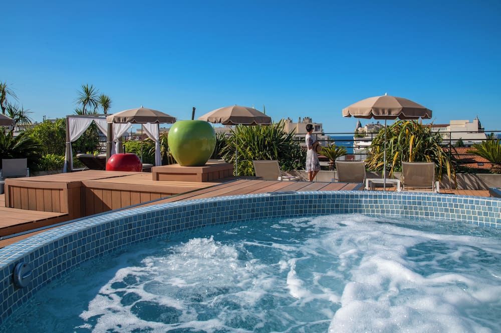 حوض السباحة