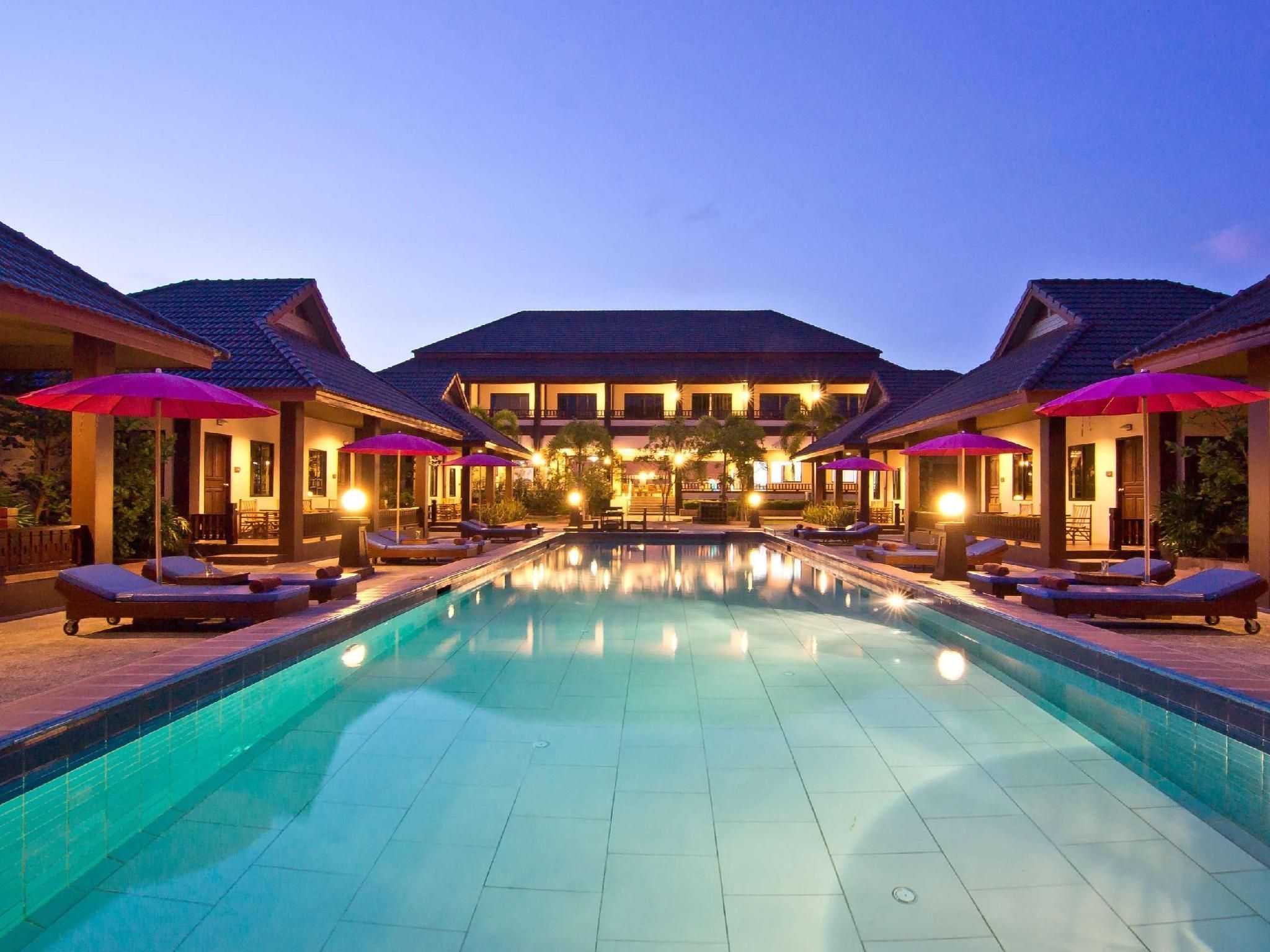 حوض السباحة