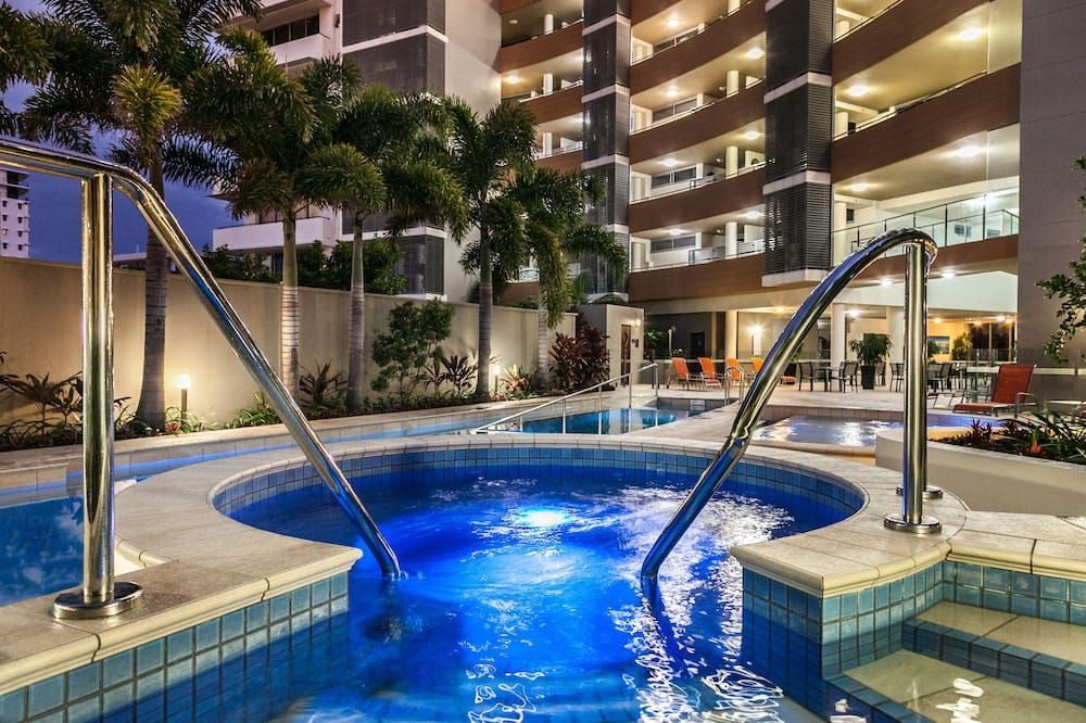 حوض السباحة