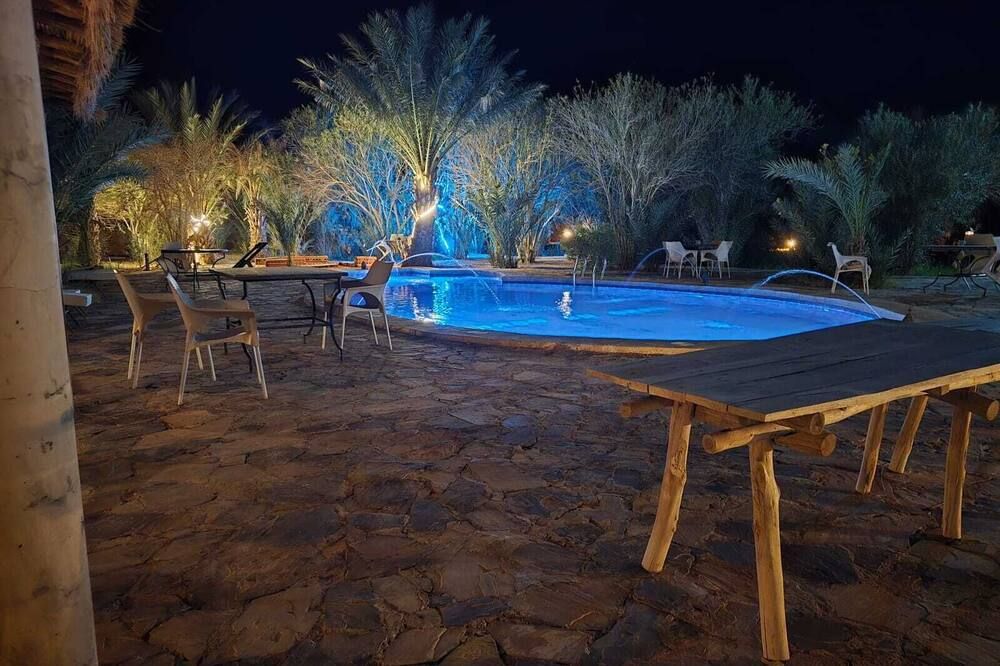 حوض السباحة