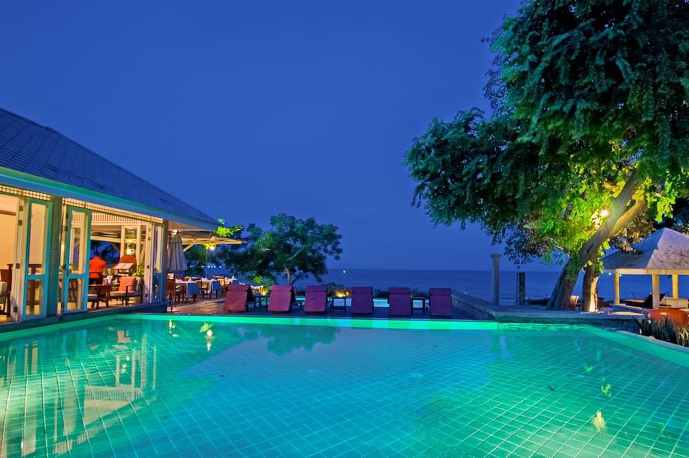 حوض السباحة