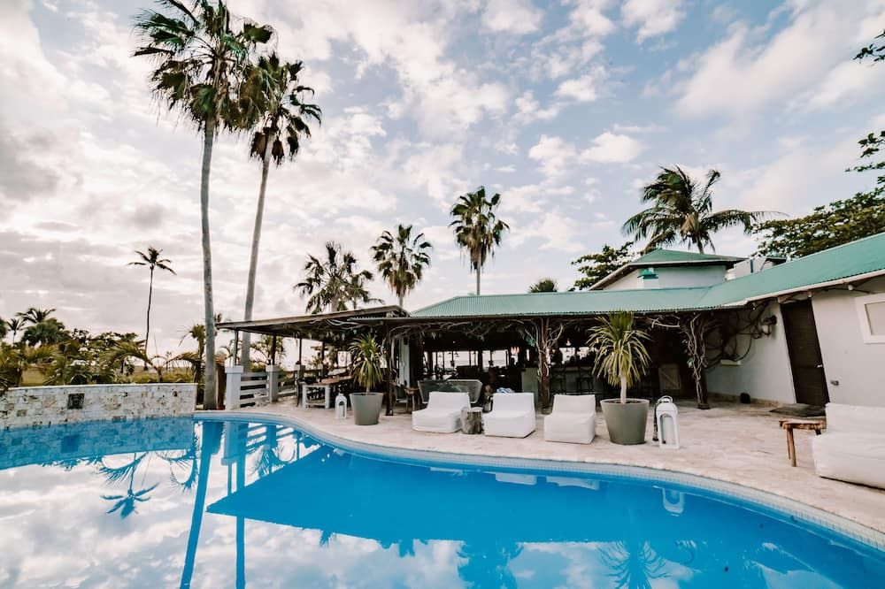 حوض السباحة