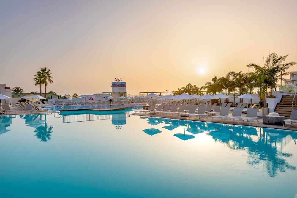 حوض السباحة