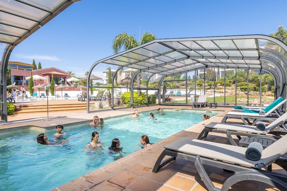 حوض السباحة