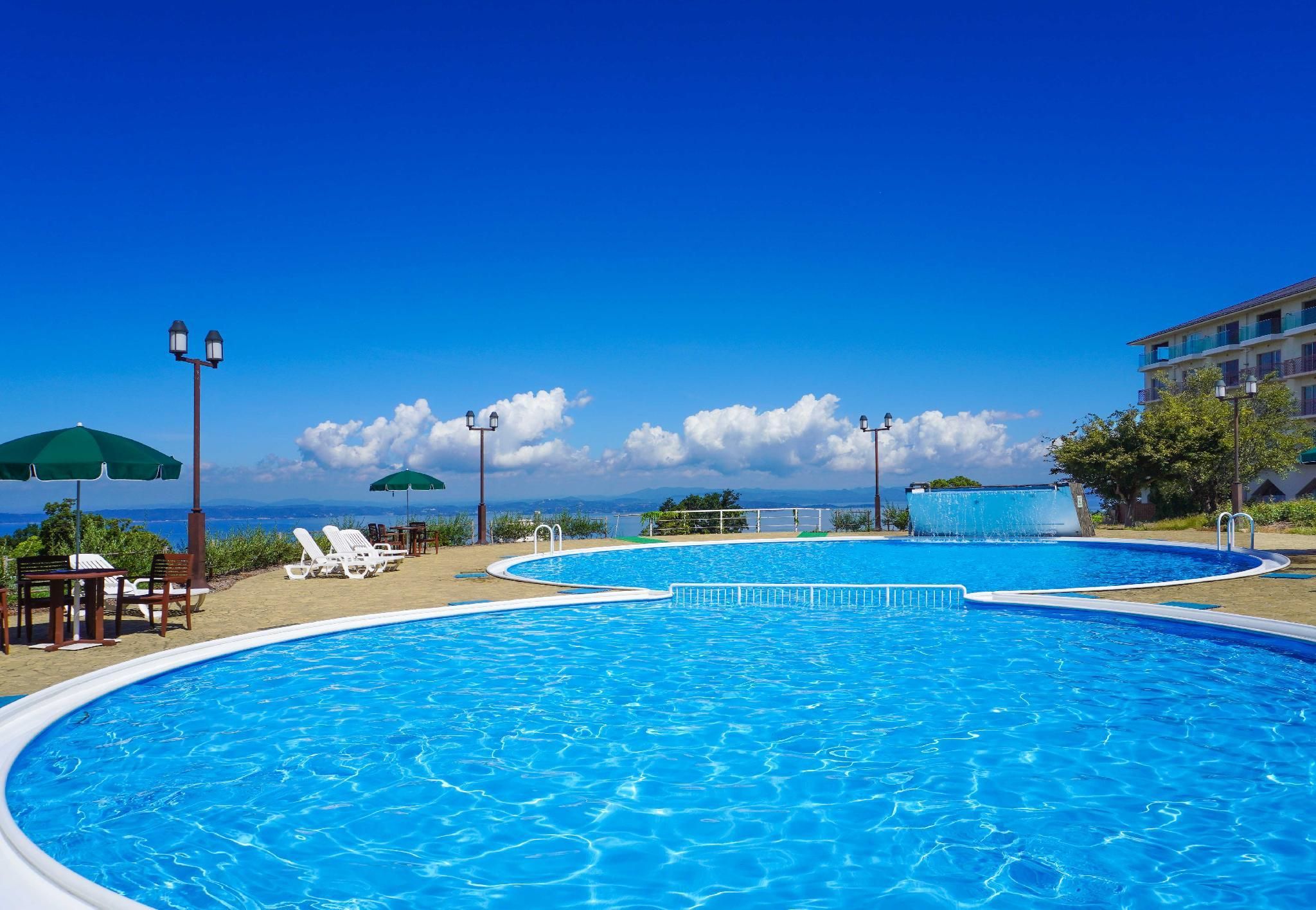 حوض السباحة