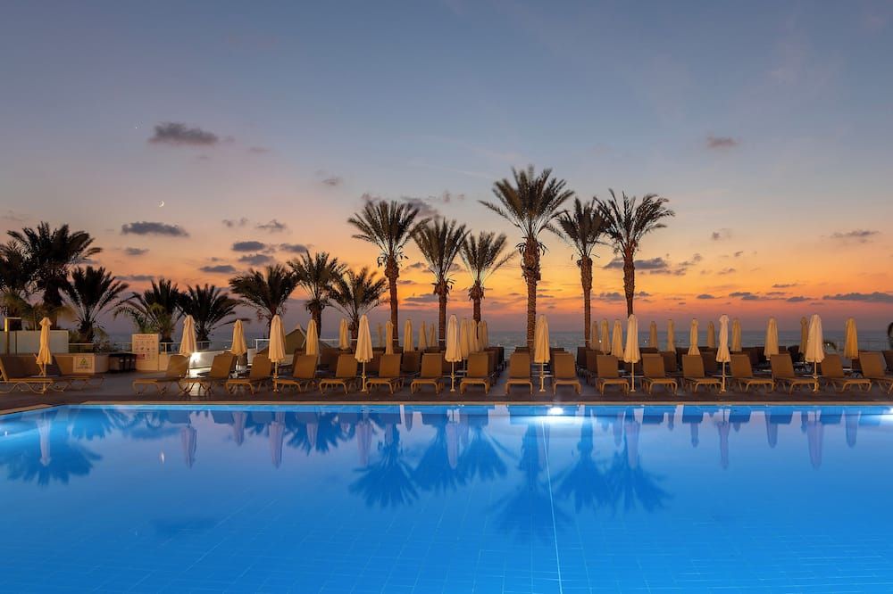 حوض السباحة