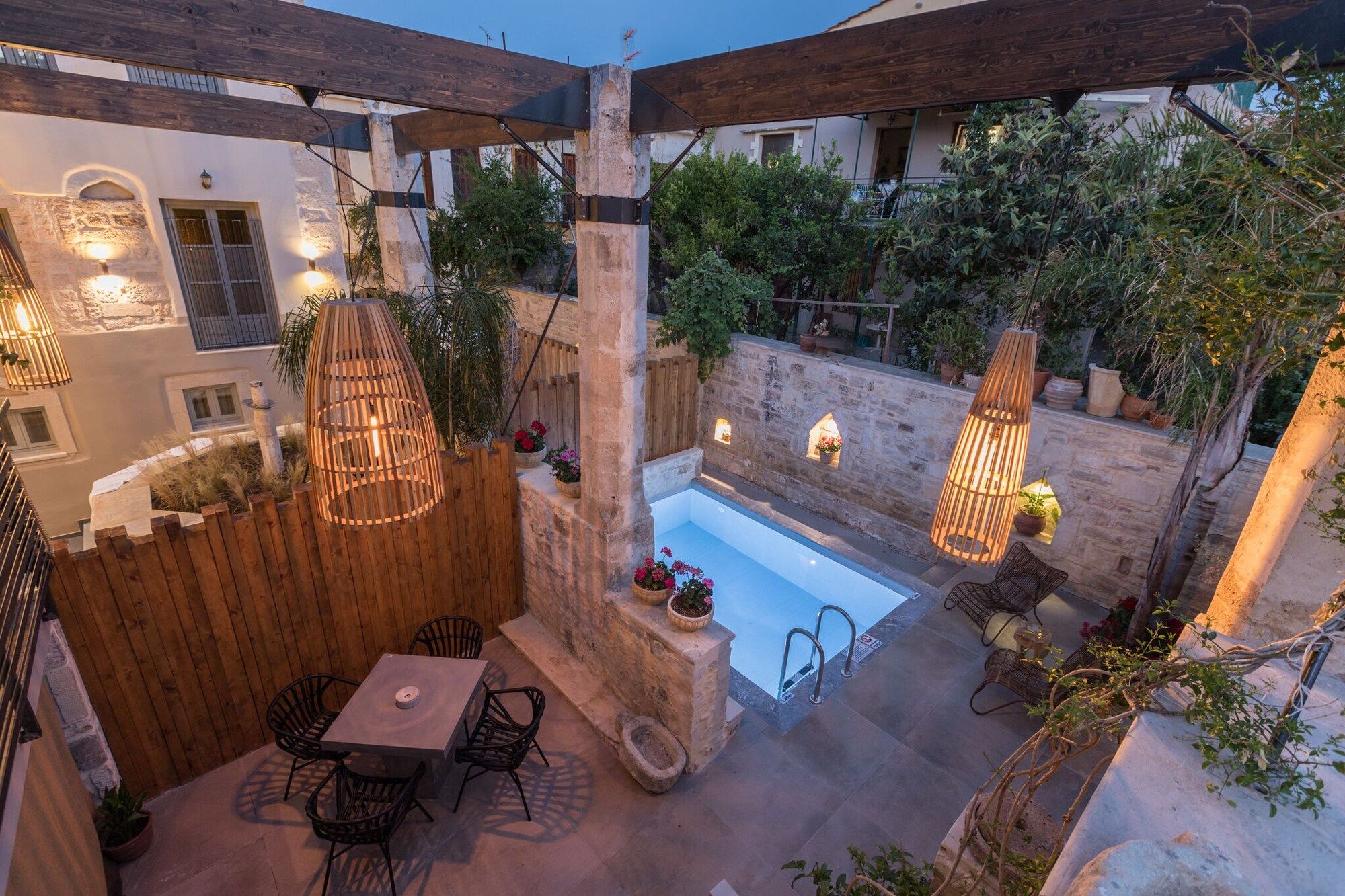 حوض السباحة