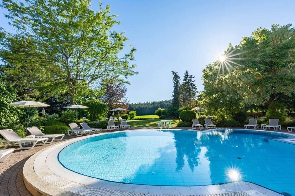 حوض السباحة