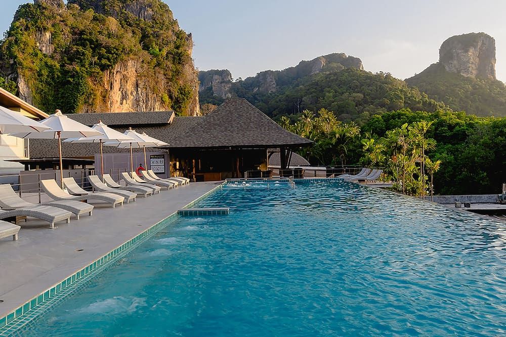 حوض السباحة