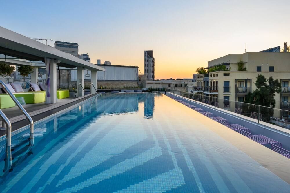 حوض السباحة